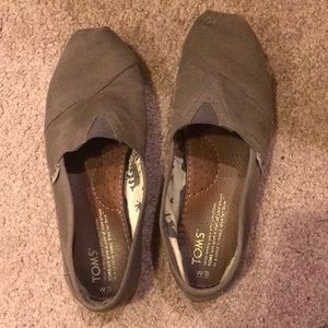 Gray toms